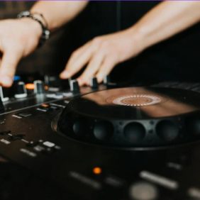 Plakaty muzyczne – jak stworzyć spójną aranżację ściany