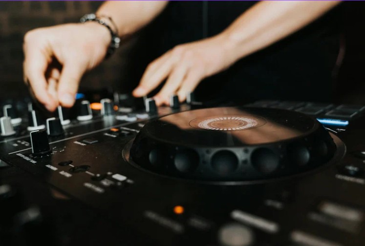 Plakaty muzyczne – jak stworzyć spójną aranżację ściany